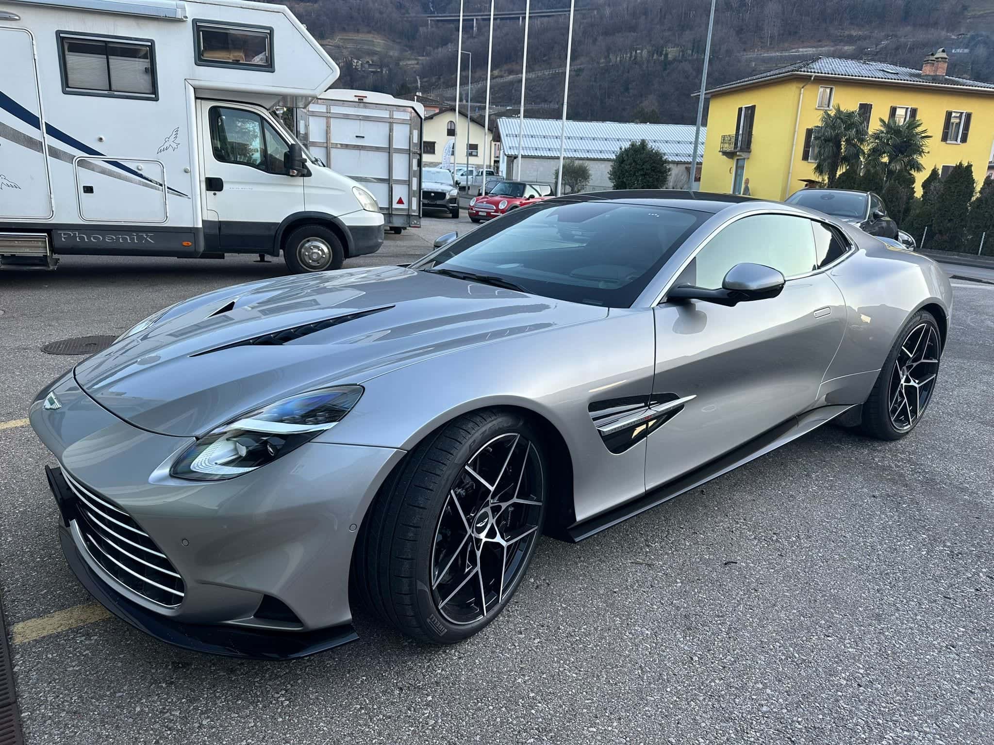 Aston Martin V12 Vanquish