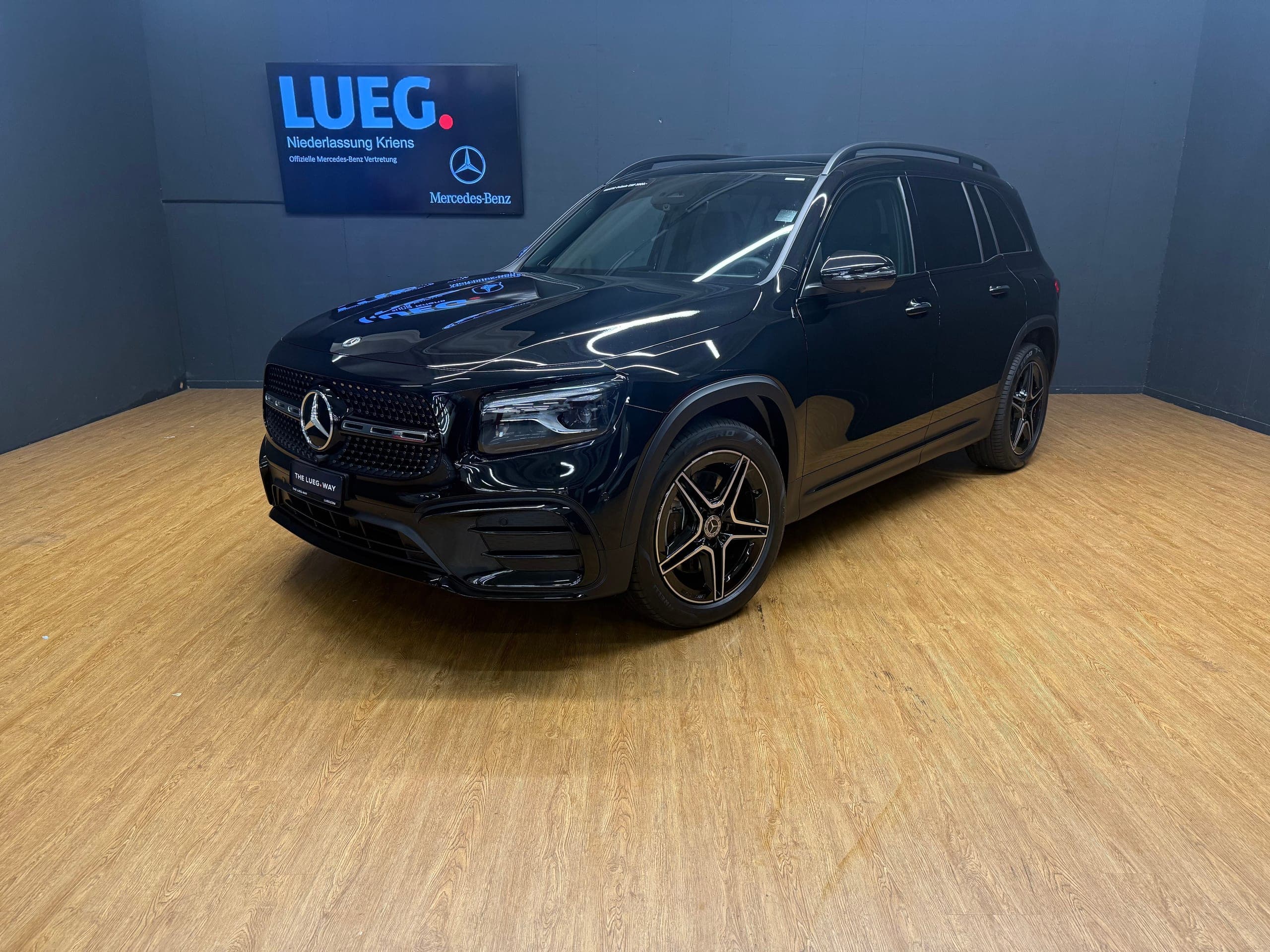 Mercedes-Benz GLB-Klasse MERCEDES-BENZ GLB 220 d 4M - AMG / DISTRONIC / 360 Grad Kamera / Head-Up Display