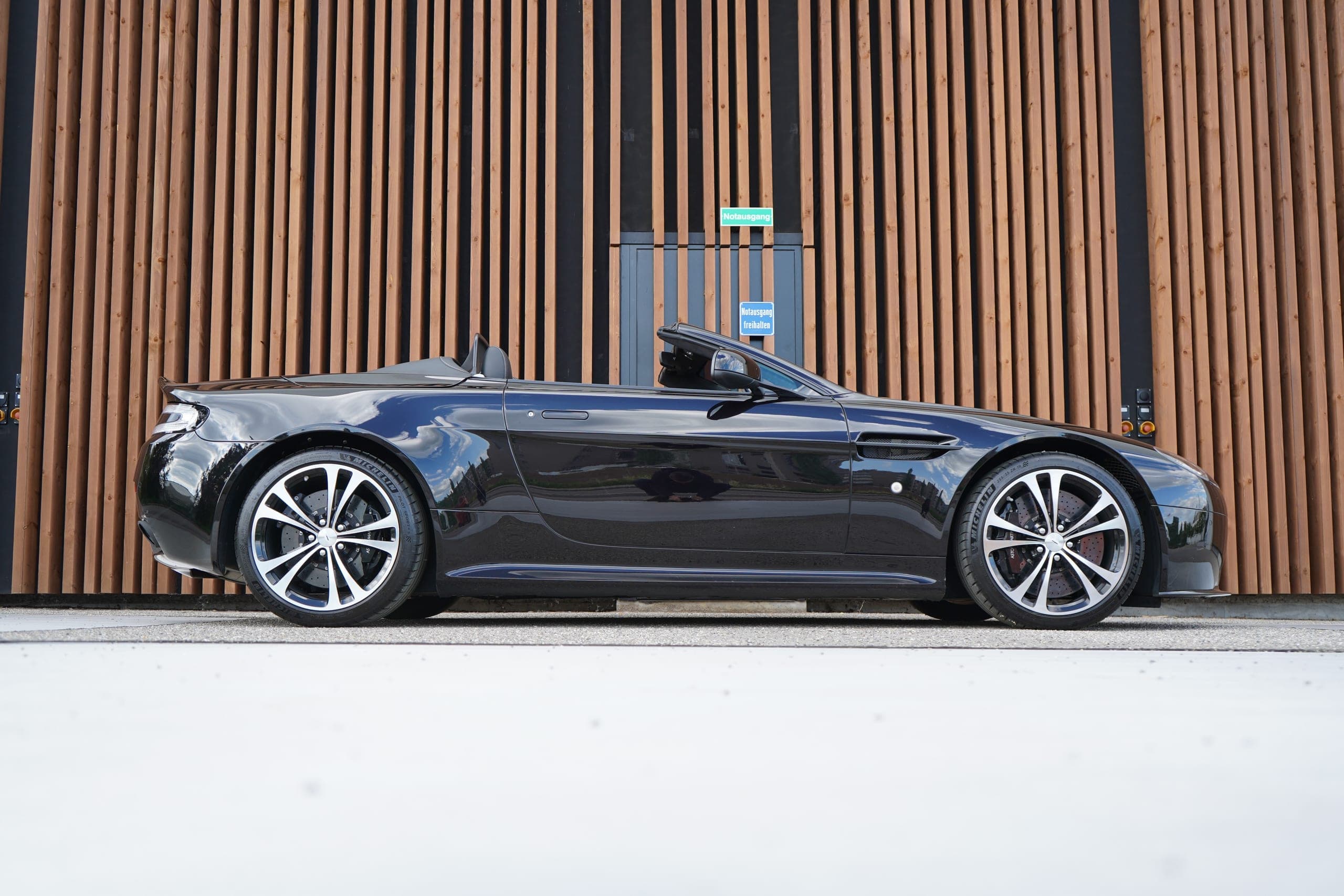 Aston Martin V8/V12 Vantage S ASTON MARTIN V12 VANTAGE 5.9 S SPORTSHIFT CARBON l 574 PS