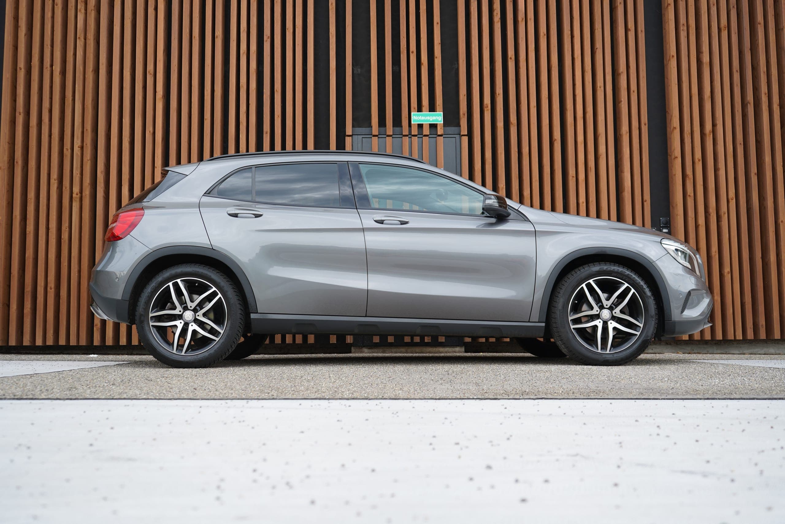 Mercedes-Benz GLA-Klasse MERCEDES-BENZ GLA 200 NIGHT STAR 7G-DCT l 156 PS