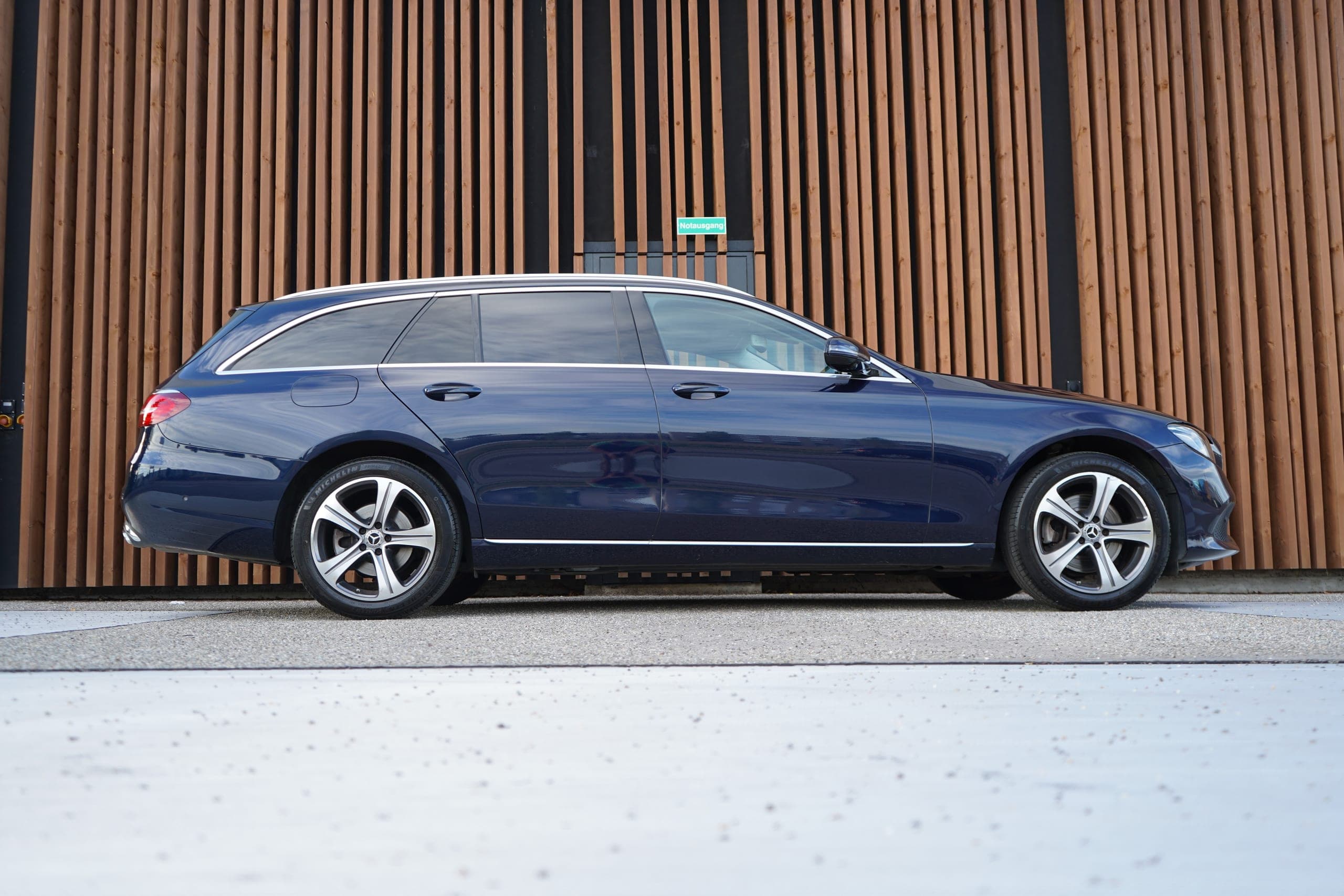 Mercedes-Benz E-Klasse MERCEDES-BENZ E 220 d SWISS STAR AVANTGARDE 4MATIC 9G-TRONIC l 194 PS