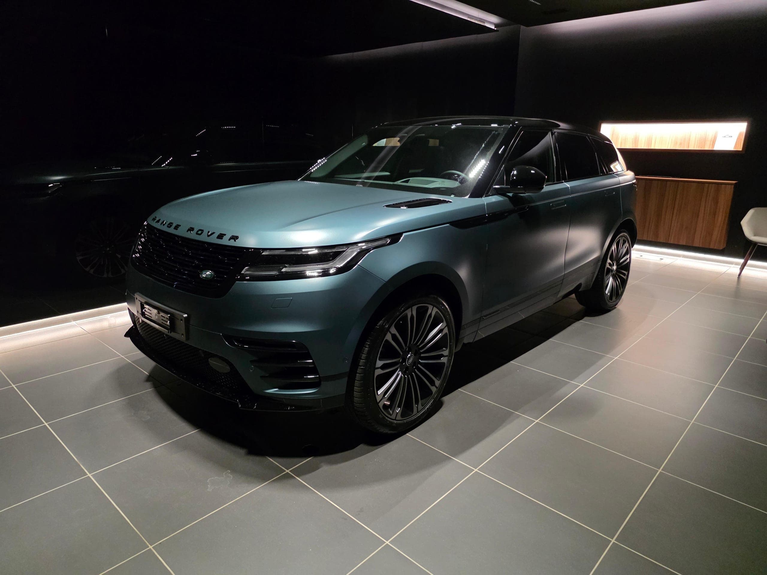 Land Rover Range Rover Velar LAND ROVER Range Rover Velar 3.0 I6 Belgravia Edition Satin