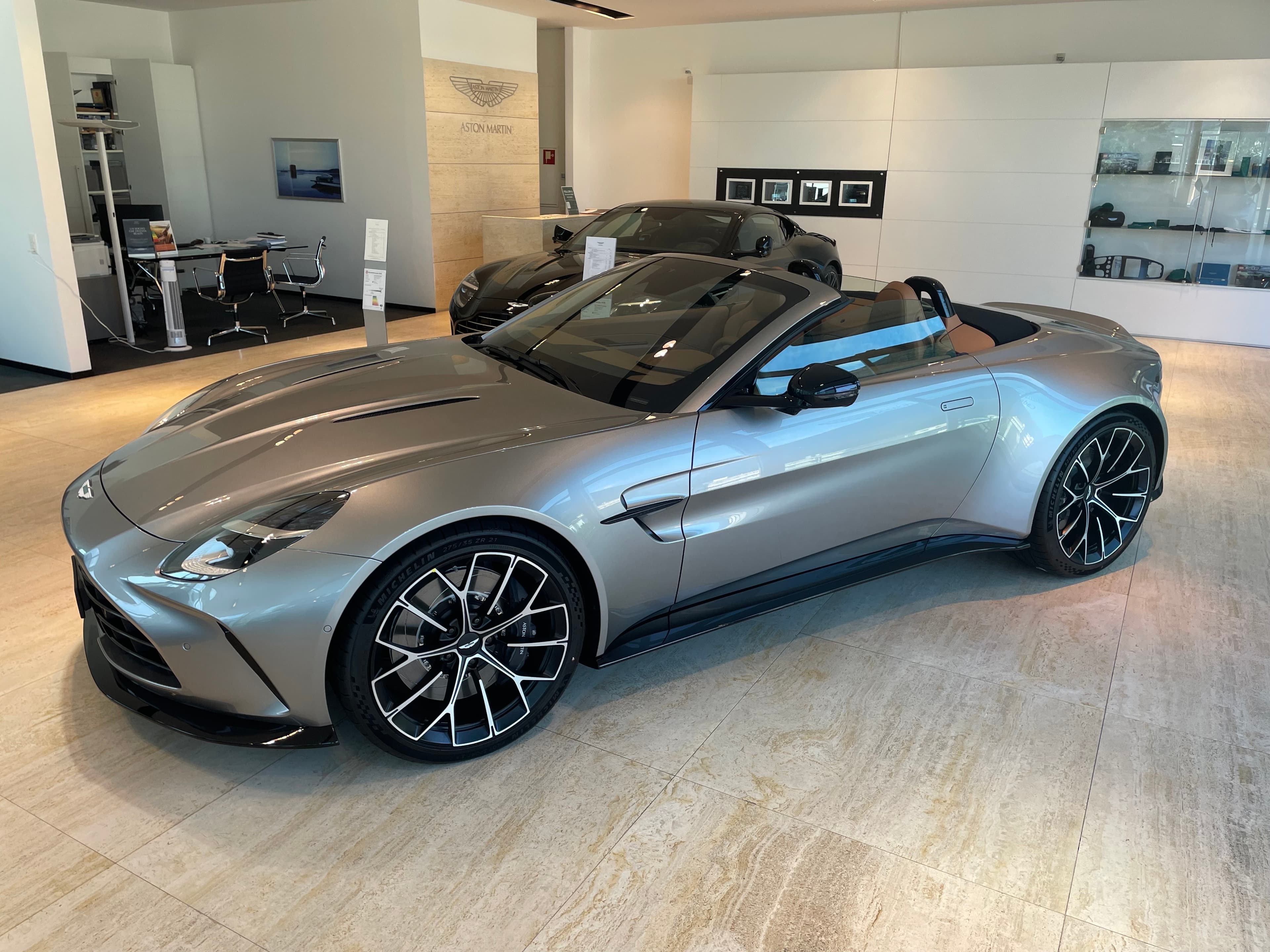 Aston Martin V8/V12 Vantage