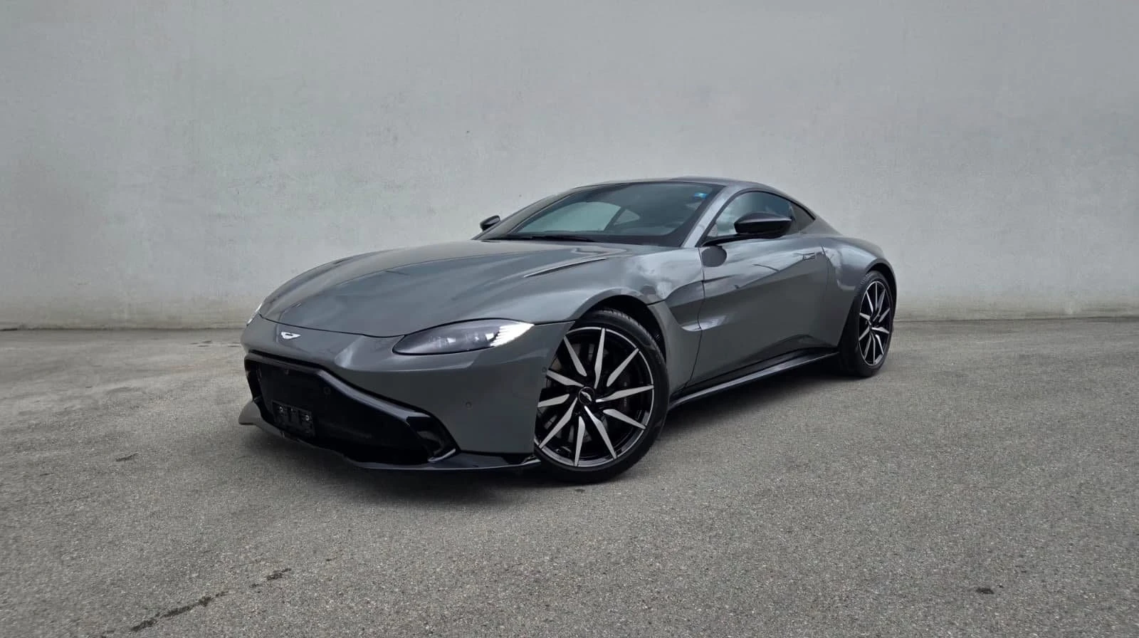 Aston Martin V8/V12 Vantage