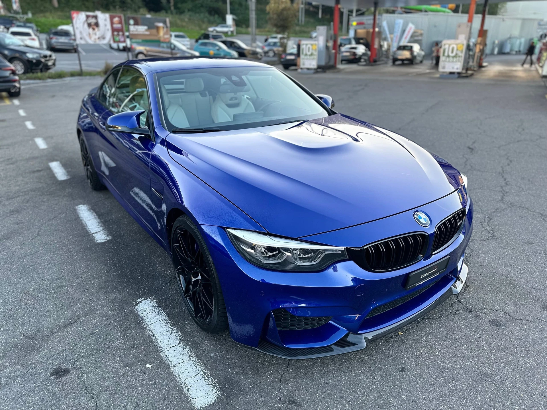 BMW 4er M4 Cabriolet Drivelogic M Competition ° Einzelstück ° San Marino Blau ° Innen Weiss °