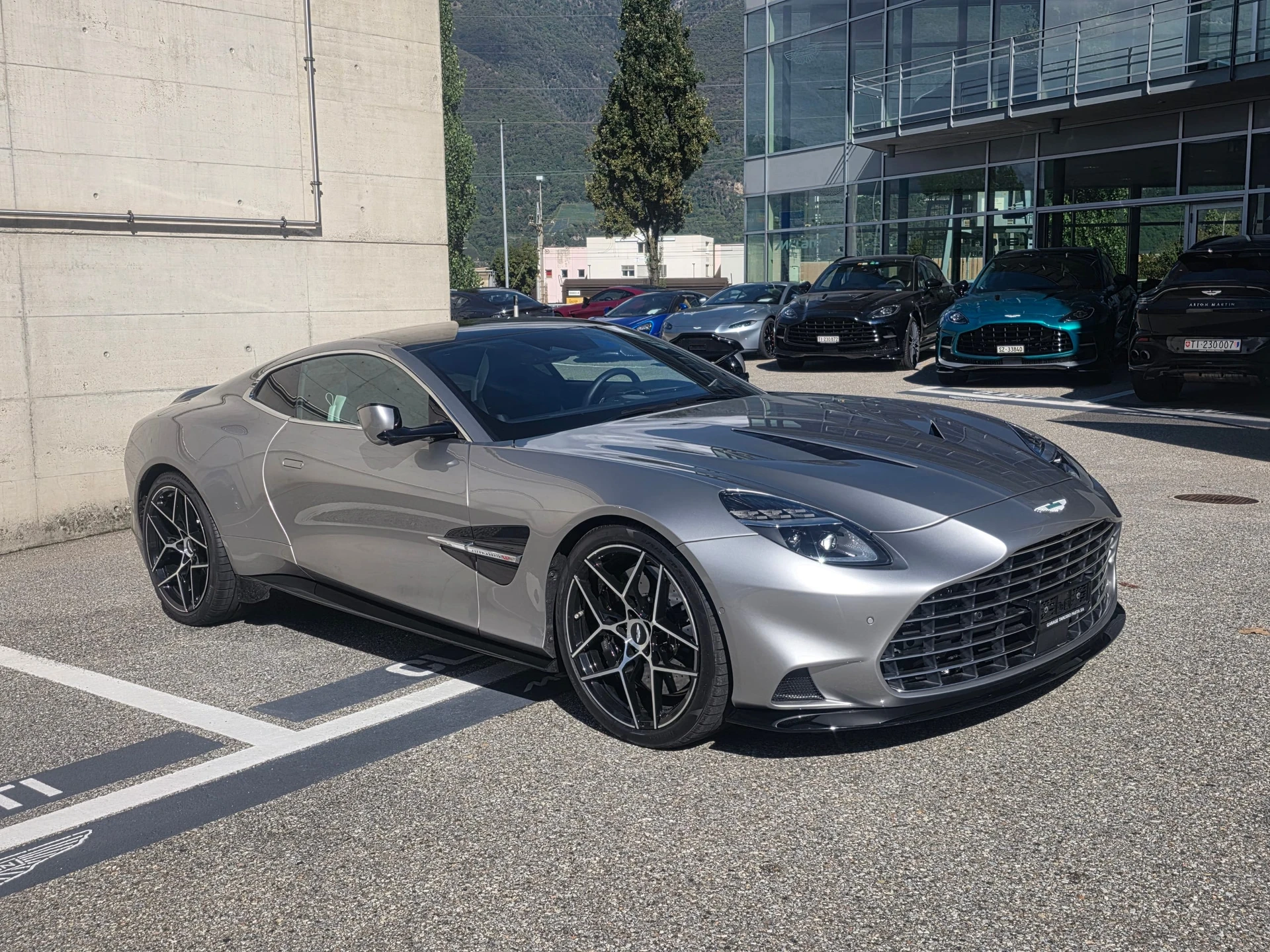 Aston Martin V12 Vanquish